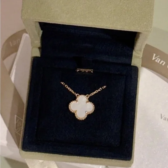 Authentic Van Cleef & Arpels Vintage Alhambra 18K Gold Necklace - Picture 4 of 4